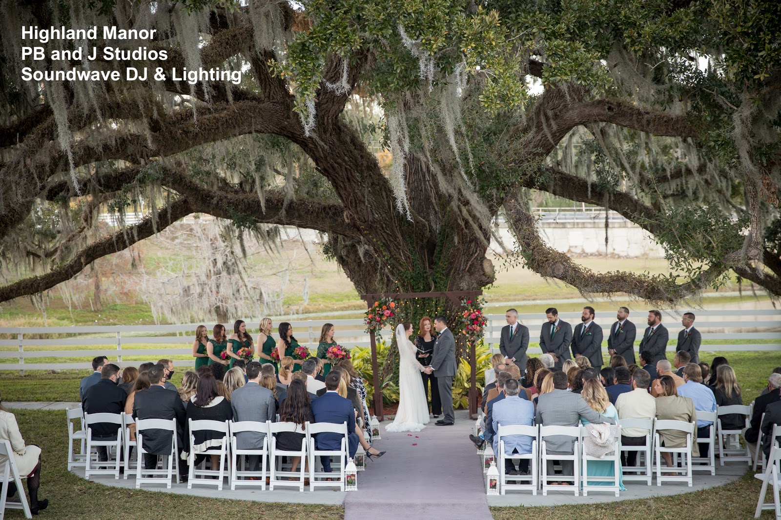 Highland-Manor-Wedding-under-Tree